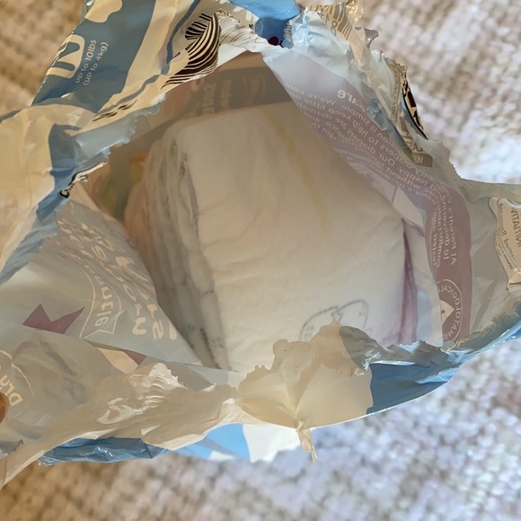 16 newborn diapers - Picture 2 of 4